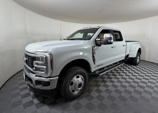 2026 Ford Super Duty F-350 DRW LARIAT